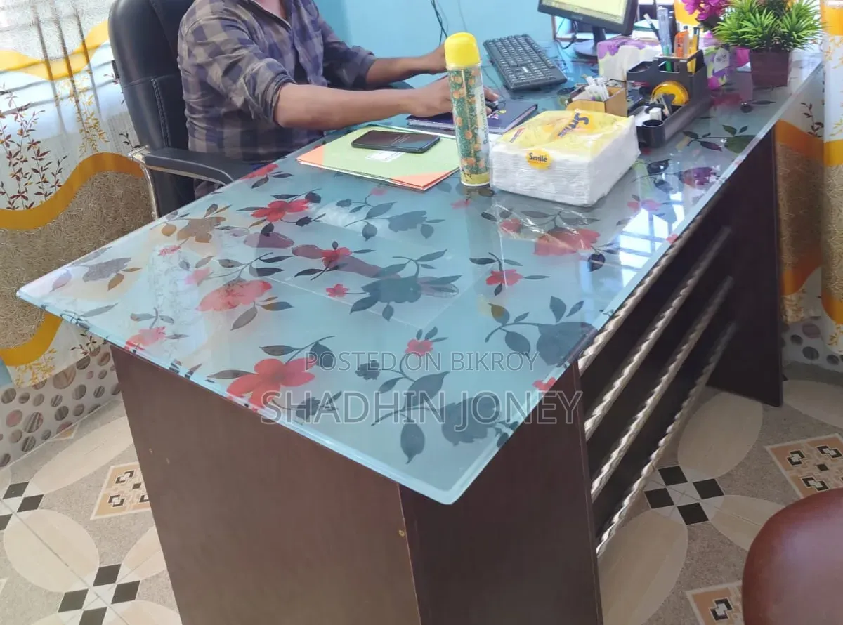 অফিস টেবিল বস চেয়ার
