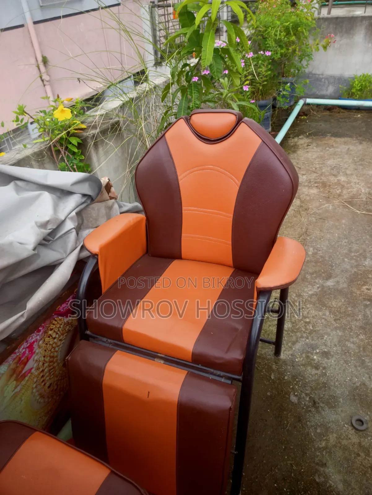 Premium Parlour Full Set Beauty Mirror Dressingtble Used Only 6 Month