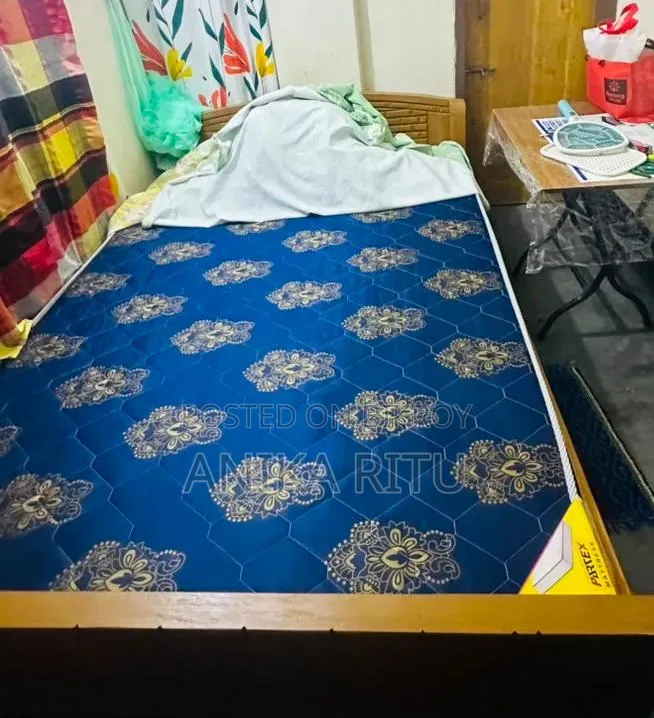 একটি সেমি ডাবল খাট এবং ম্যাট্রেস বিক্রি হবে (জরুরী)
