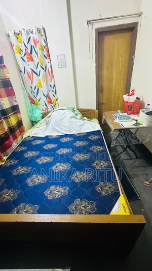 একটি সেমি ডাবল খাট এবং ম্যাট্রেস বিক্রি হবে (জরুরী)