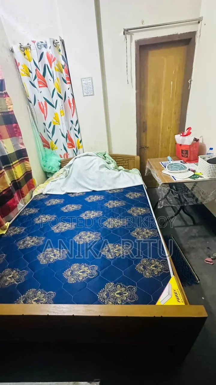 একটি সেমি ডাবল খাট এবং ম্যাট্রেস বিক্রি হবে (জরুরী)