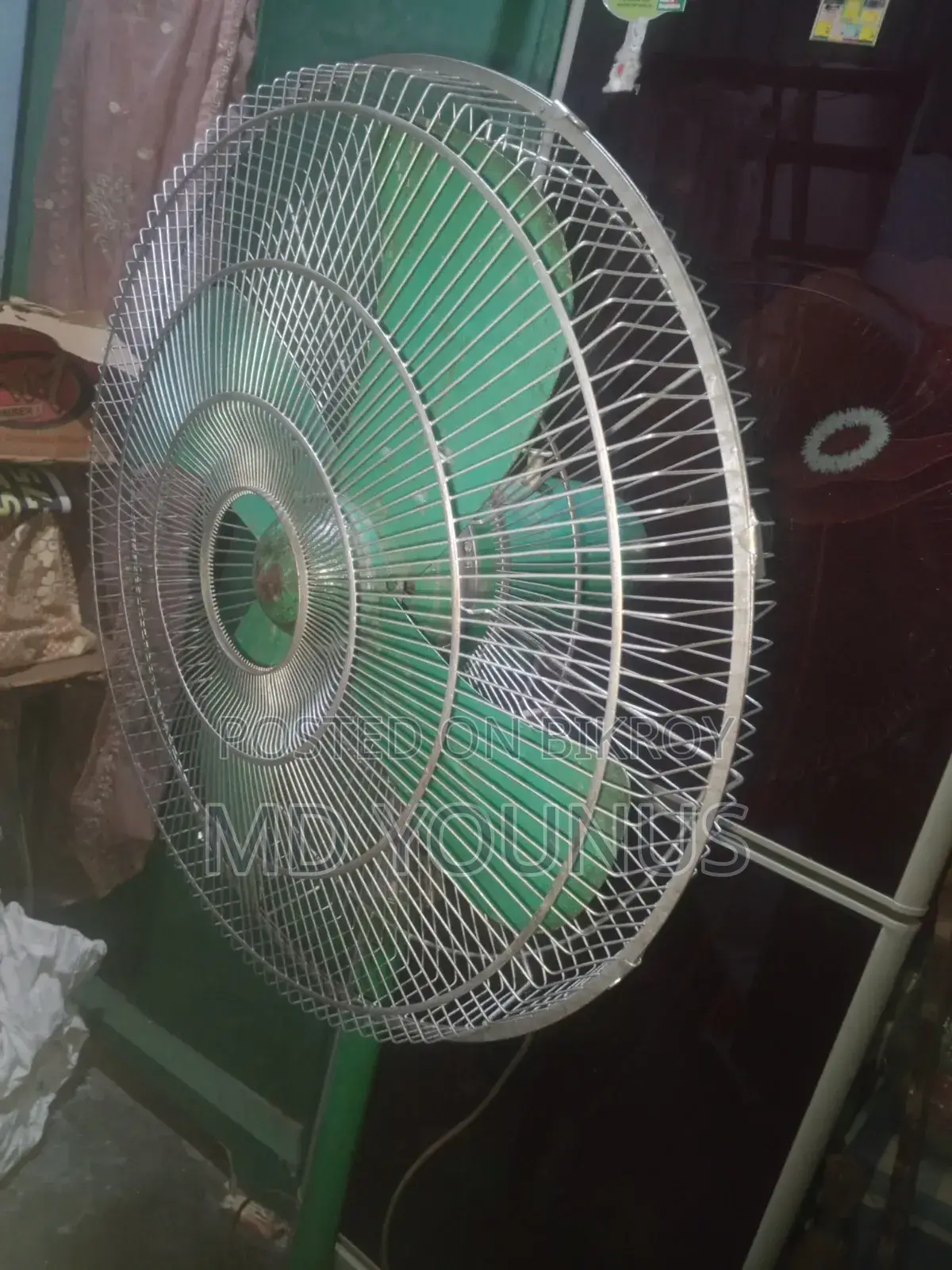 বড় একটি GFC ষ্ট্যান্ড ফ্যান