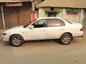টয়োটা করোলা ২০০০ সাদা