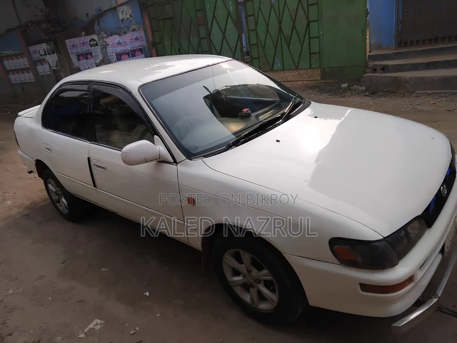টয়োটা করোলা ২০০০ সাদা