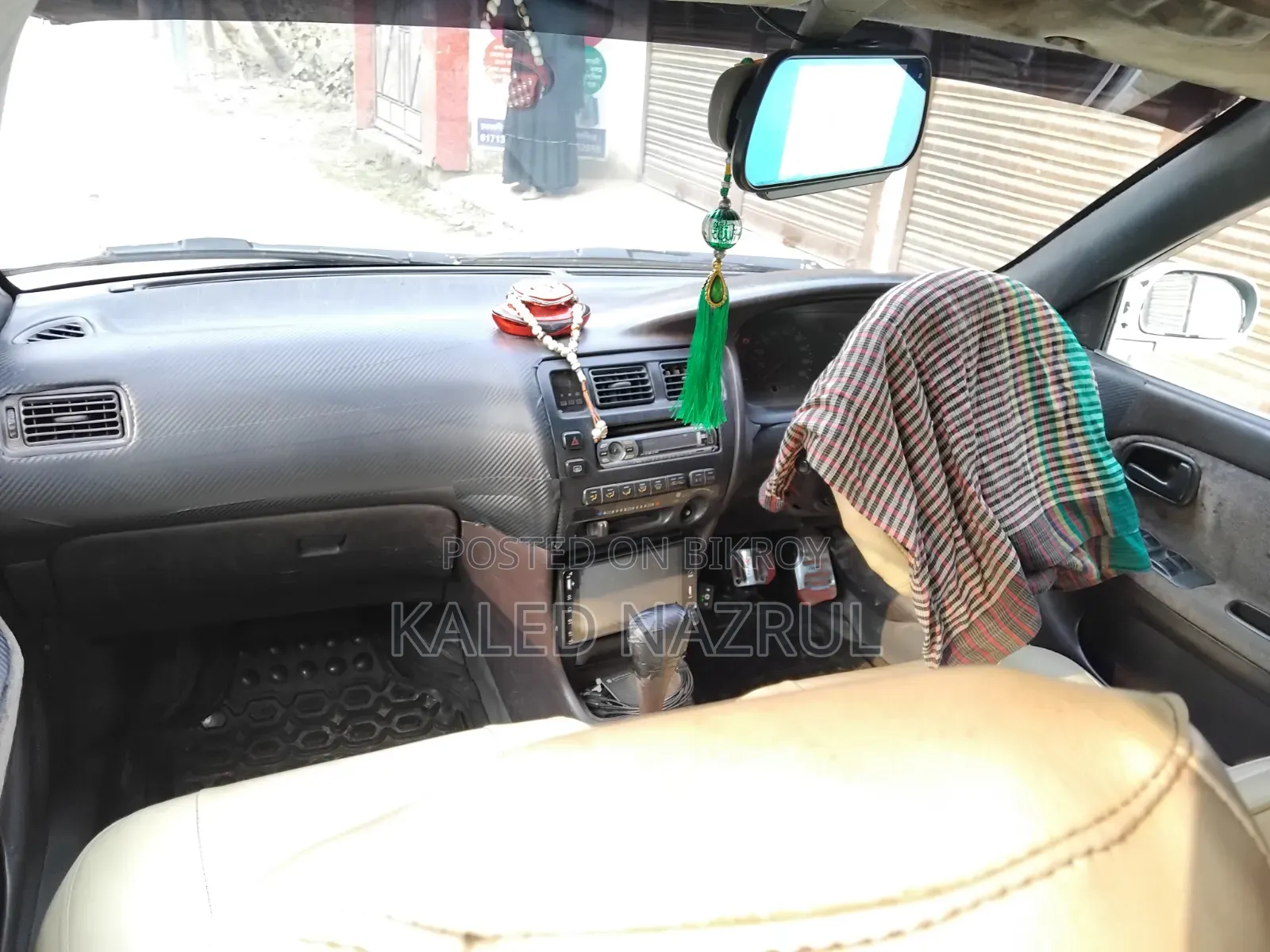 টয়োটা করোলা ২০০০ সাদা