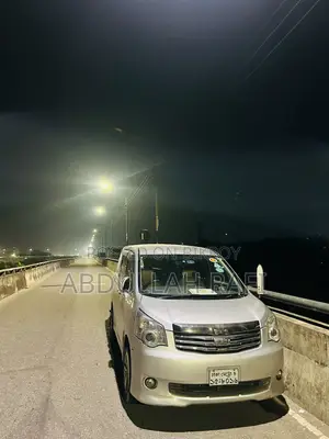 টয়োটা নোয়া ২.০ ১৪৩এইচপি এফডব্লিউডি (৭ সিটার) ২০১০ সিলভার