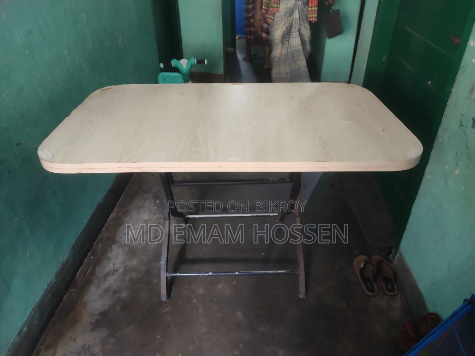 ফোল্ডিং টেবিল