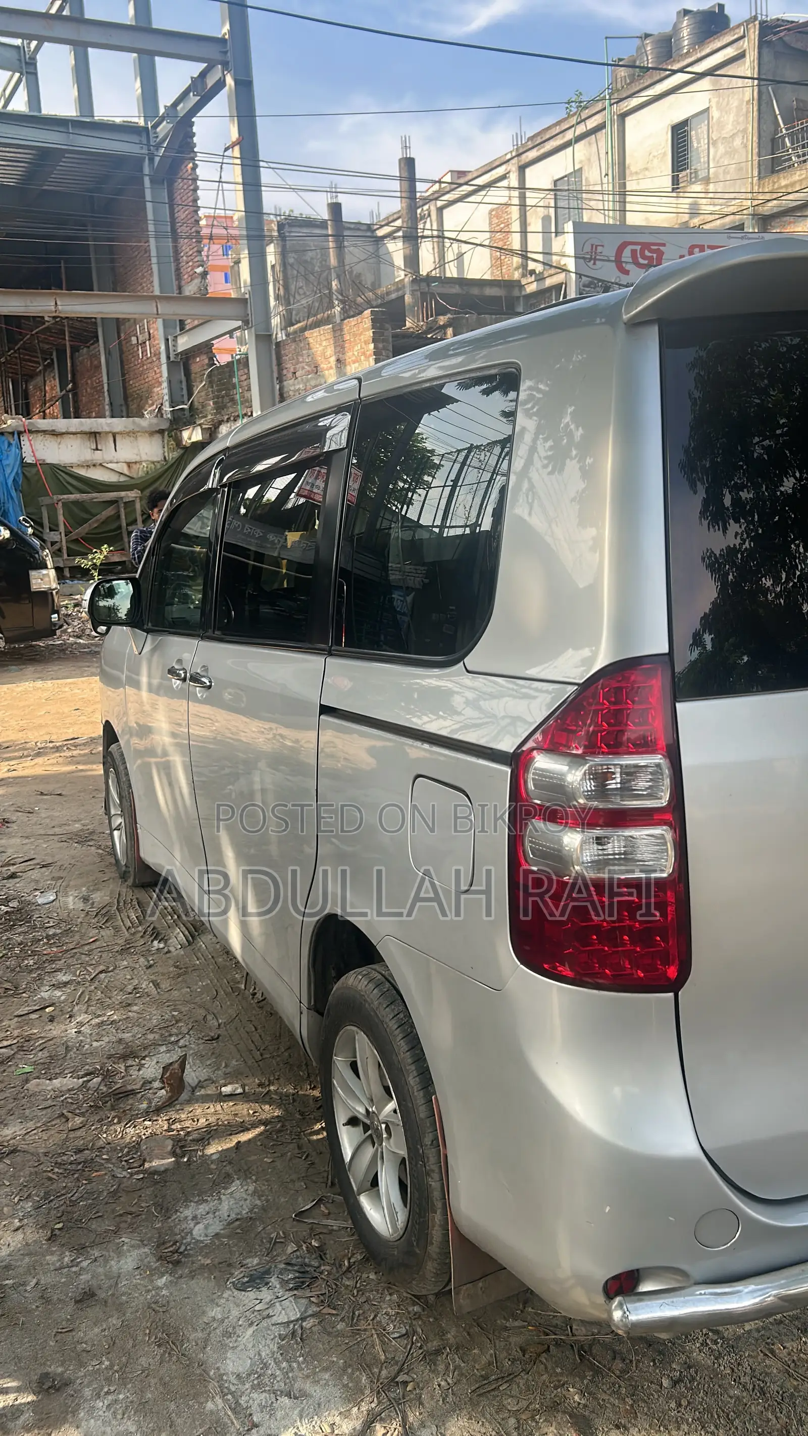 টয়োটা নোয়া ২.০ ১৪৩এইচপি এফডব্লিউডি (৭ সিটার) ২০১০ সিলভার