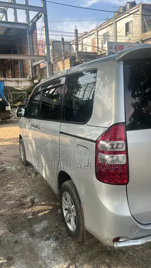 টয়োটা নোয়া ২.০ ১৪৩এইচপি এফডব্লিউডি (৭ সিটার) ২০১০ সিলভার