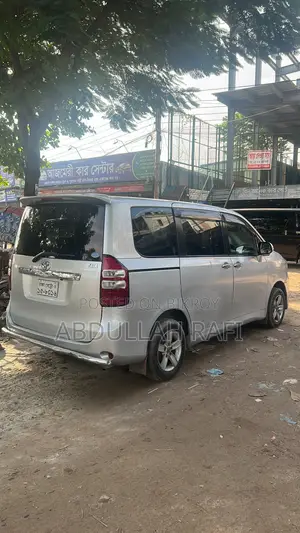 টয়োটা নোয়া ২.০ ১৪৩এইচপি এফডব্লিউডি (৭ সিটার) ২০১০ সিলভার