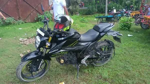 সুজুকি জিক্সার ২০২৪ কালো