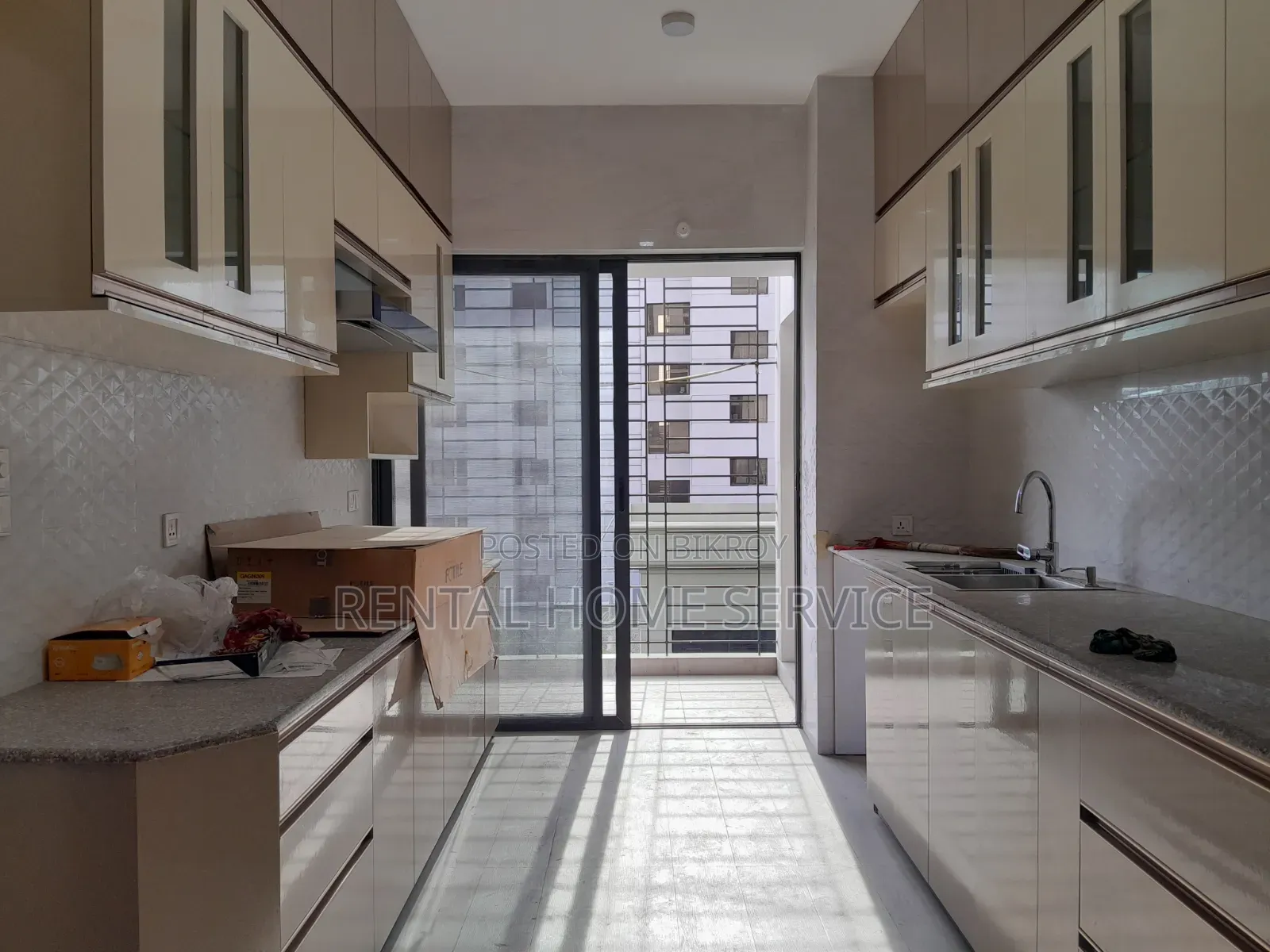4 Bedroom Apartment in Semi Furnished for Rent