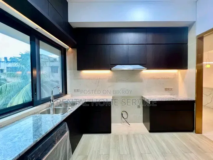 4 Bedroom Apartment in Semi Furnished for Rent