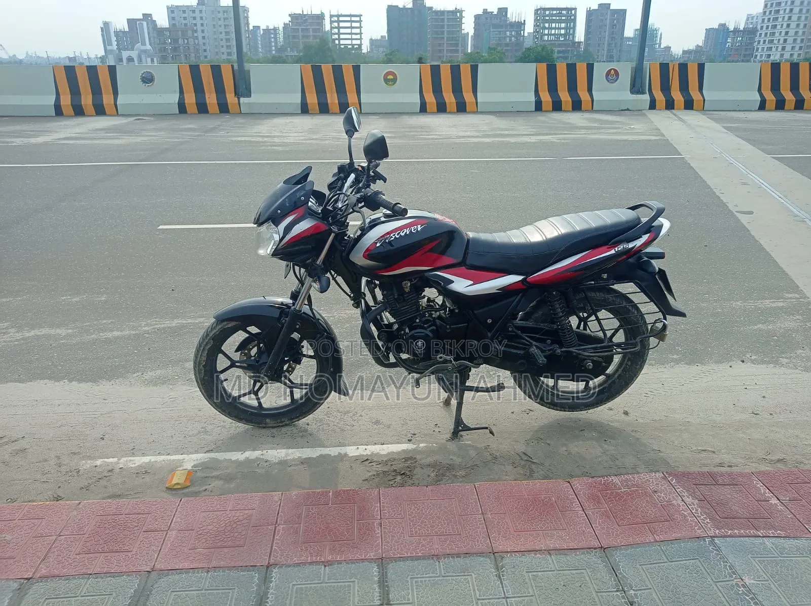 বাজাজ ডিসকভার ১২৫ ২০২২ কালো