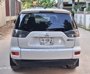 মিতসুবিশি আউটল্যান্ডার এক্সএলএস ২০০৯ সাদা