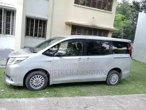 টয়োটা নোয়া ১.৮ এফডব্লিউডি হাইব্রিড (৭ সিটার) ২০১৬ সিলভার