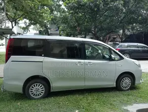 টয়োটা নোয়া ১.৮ এফডব্লিউডি হাইব্রিড (৭ সিটার) ২০১৬ সিলভার