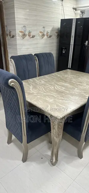 ডাইনিং টেবিল