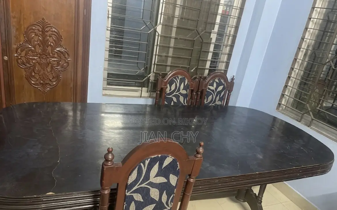 ডিনার টেবিল