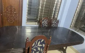 ডিনার টেবিল