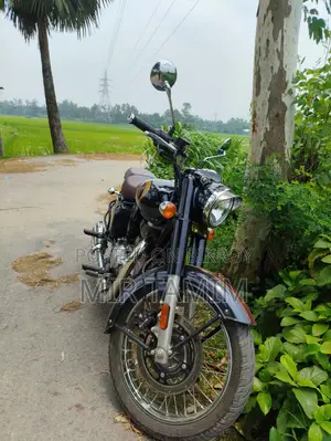 রয়েল এনফিল্ড ক্লাসিক ৩৫০ ২০২৫ ব্ল্যাক