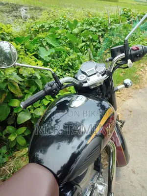 রয়েল এনফিল্ড ক্লাসিক ৩৫০ ২০২৫ ব্ল্যাক