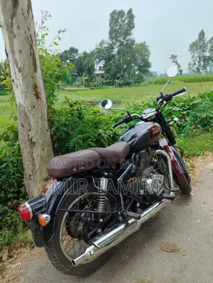 রয়েল এনফিল্ড ক্লাসিক ৩৫০ ২০২৫ ব্ল্যাক