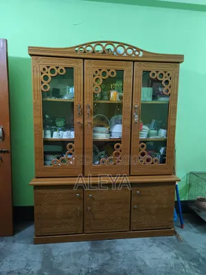 এই শোকেস টি বিক্রি করতে চাই