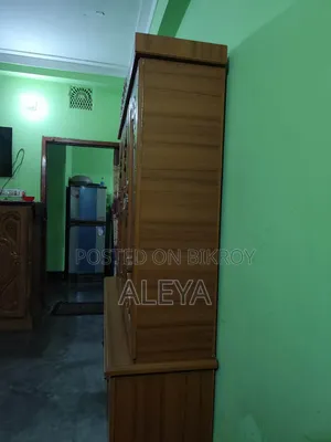 এই শোকেস টি বিক্রি করতে চাই