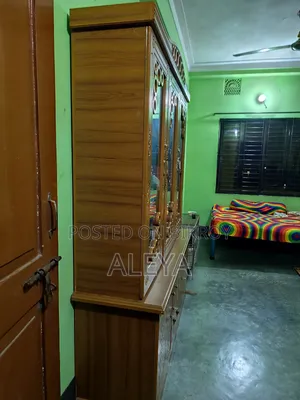 এই শোকেস টি বিক্রি করতে চাই