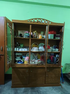 এই শোকেস টি বিক্রি করতে চাই