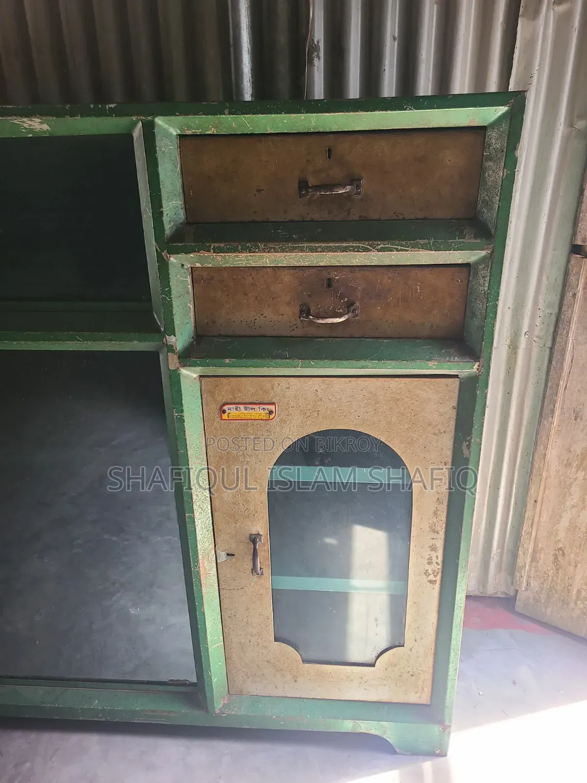 কাচের দরজা এবং ড্রয়ার সহ স্টিলের আলমারি