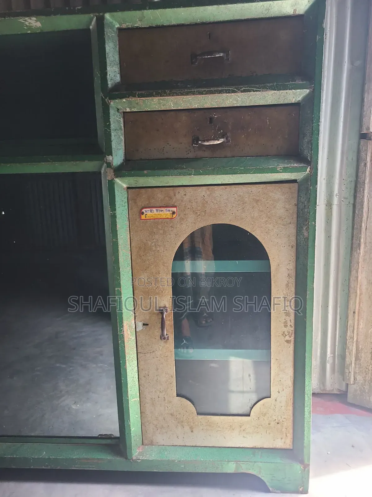 কাচের দরজা এবং ড্রয়ার সহ স্টিলের আলমারি