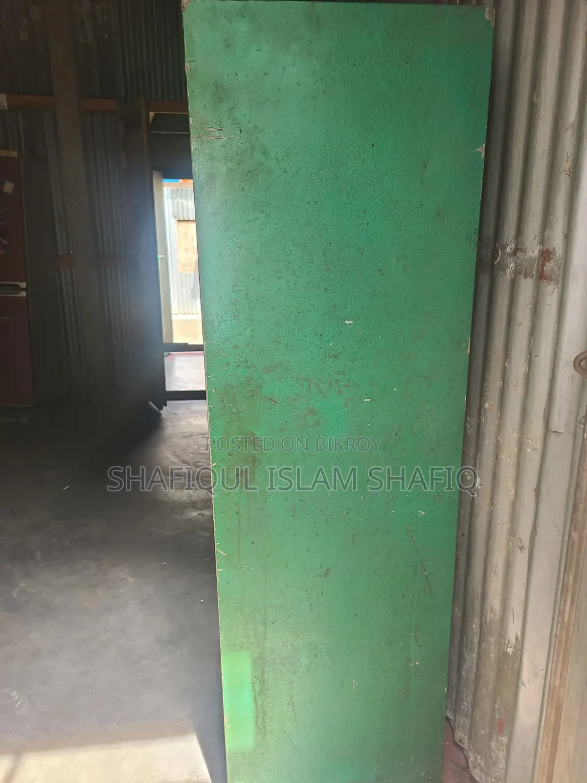 কাচের দরজা এবং ড্রয়ার সহ স্টিলের আলমারি