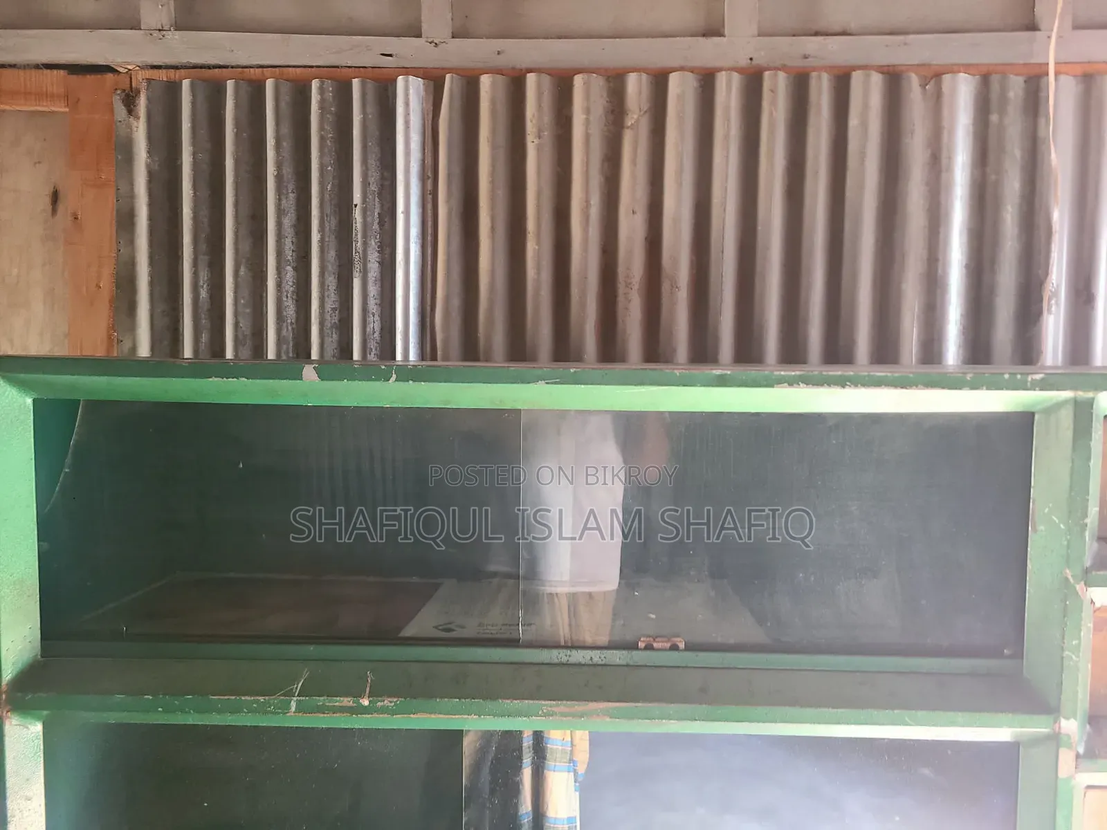 কাচের দরজা এবং ড্রয়ার সহ স্টিলের আলমারি
