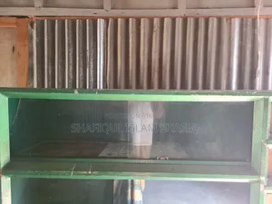 কাচের দরজা এবং ড্রয়ার সহ স্টিলের আলমারি
