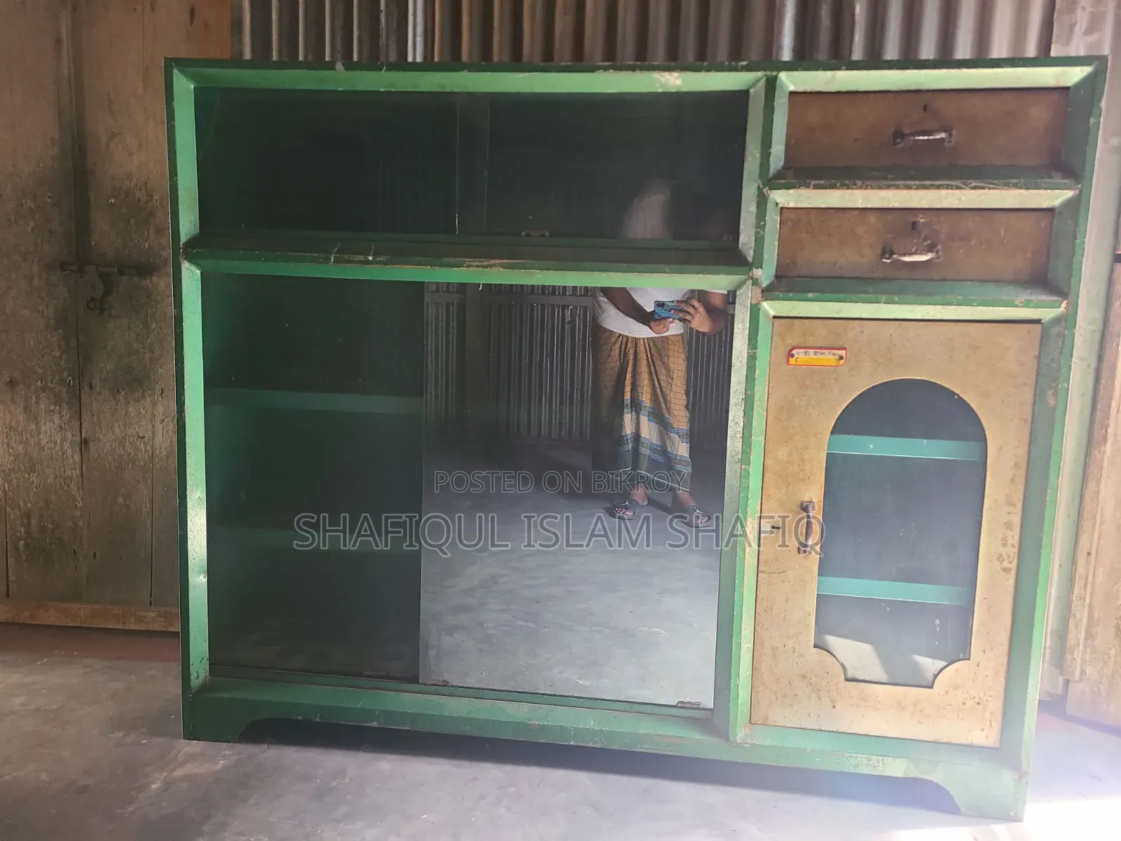 কাচের দরজা এবং ড্রয়ার সহ স্টিলের আলমারি