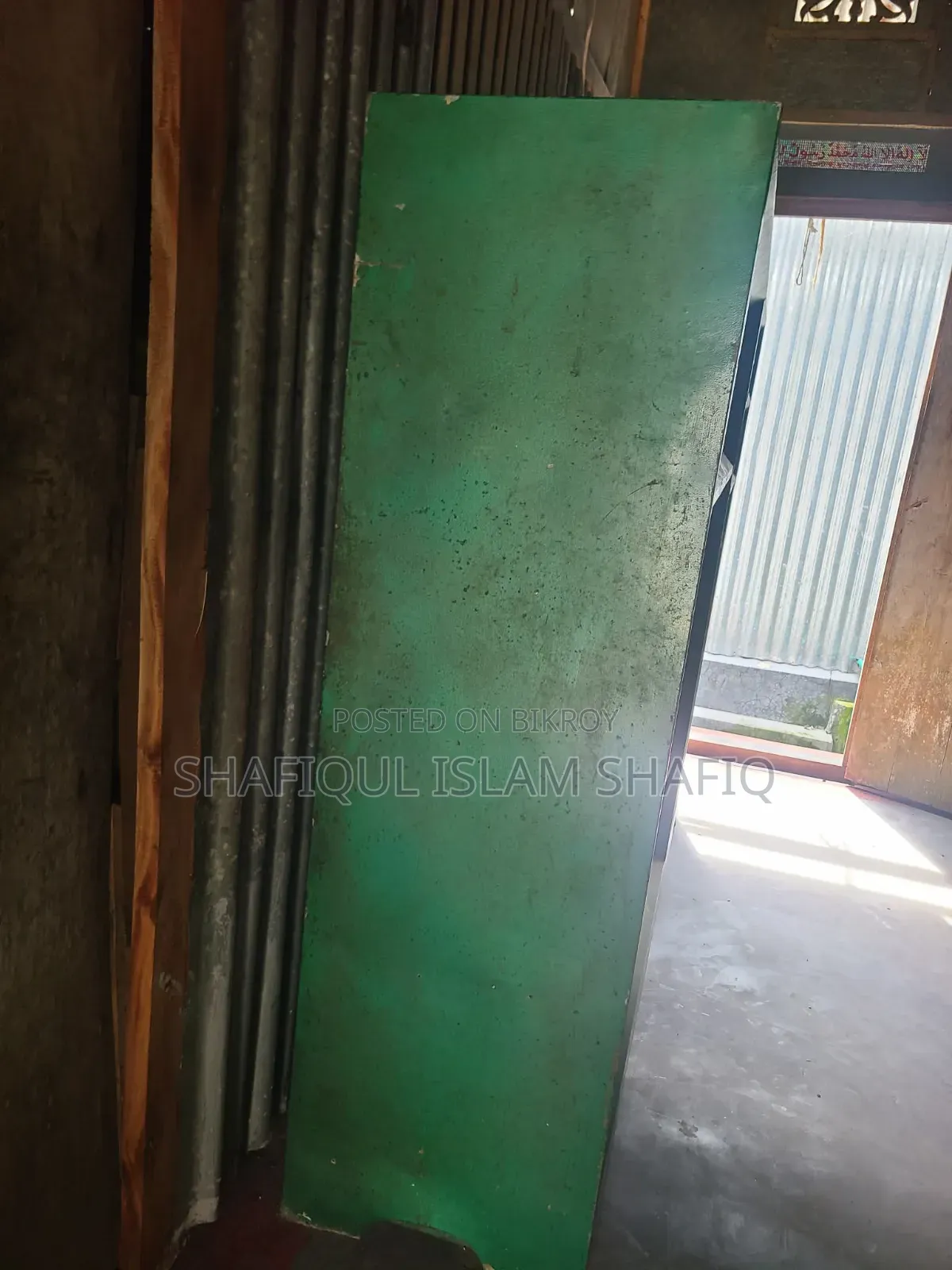 কাচের দরজা এবং ড্রয়ার সহ স্টিলের আলমারি