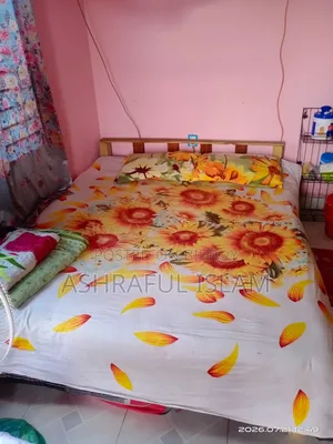 কাঠের চকি একদম নতুন মাএ কয়েক মাস ব্যবহার করা হয়েছে.