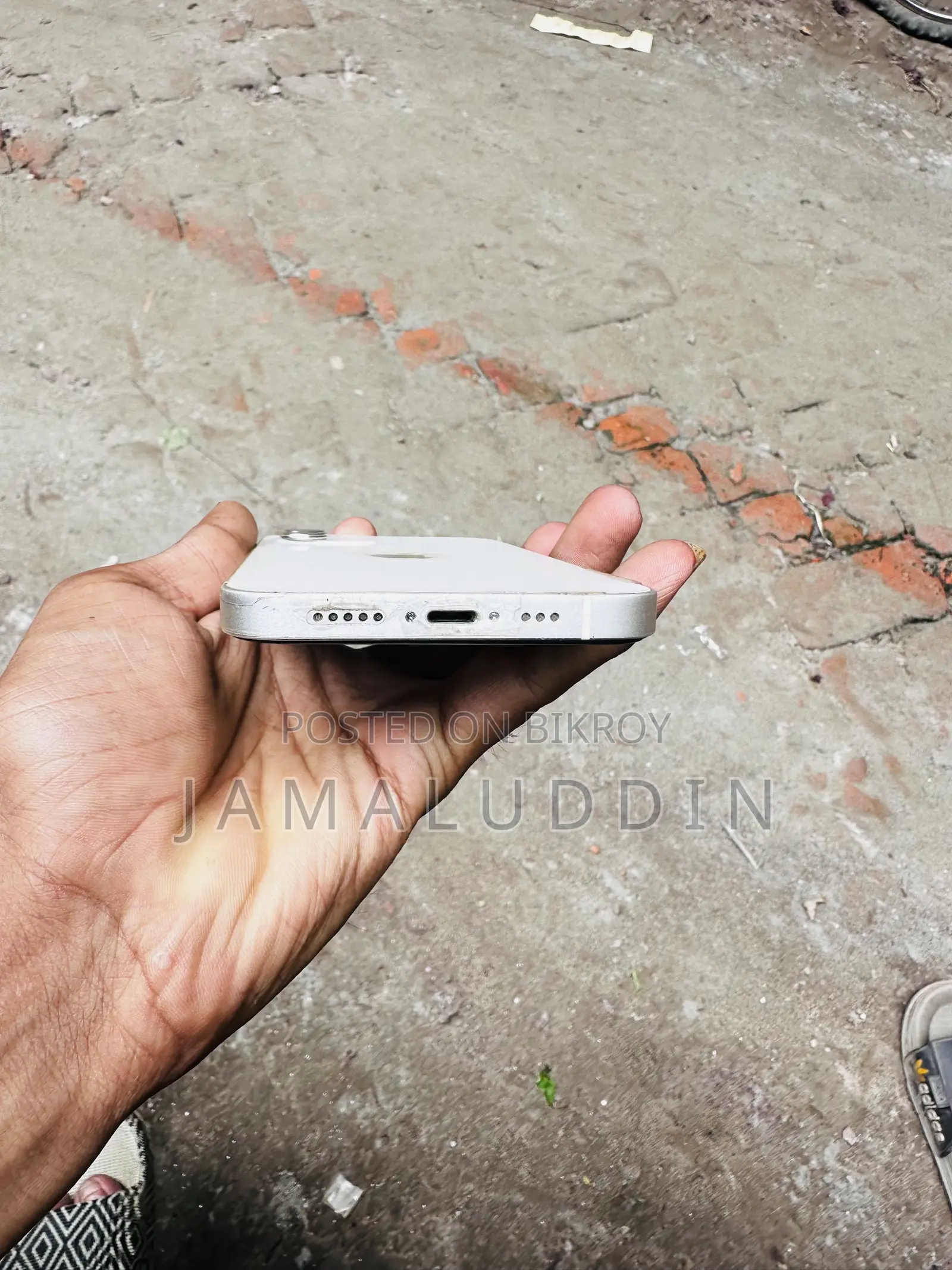 অ্যাপল আইফোন ১২ ৬৪ জিবি হোয়াইট