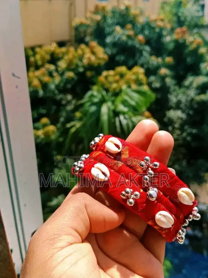 লাল রঙের এই সুন্দর চুড়িতে থাকুক আপনার প্রতিটি দিনের সৌন্দর্য।