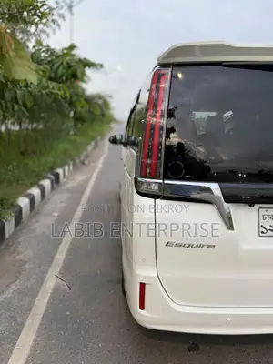 টয়োটা এসকুইর ২.০ এফডব্লিউডি (৭ সিটার) ২০২০ সাদা
