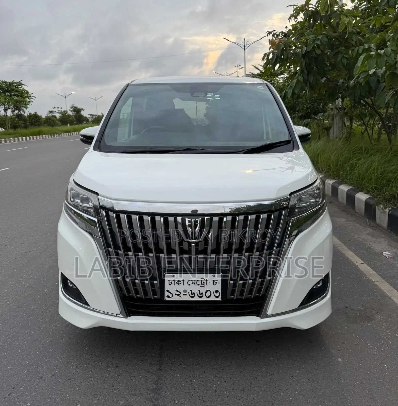 টয়োটা এসকুইর ২.০ এফডব্লিউডি (৭ সিটার) ২০২০ সাদা