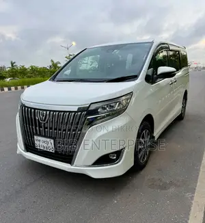 টয়োটা এসকুইর ২.০ এফডব্লিউডি (৭ সিটার) ২০২০ সাদা