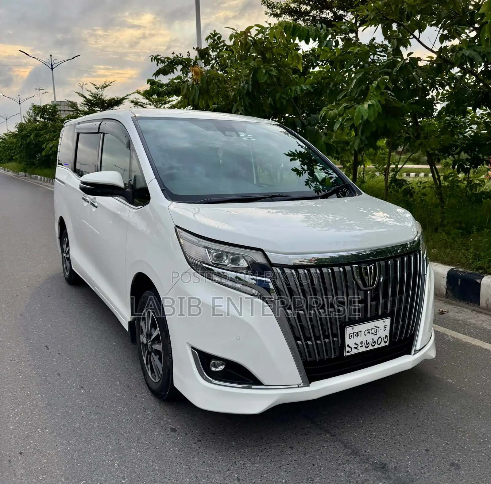 টয়োটা এসকুইর ২.০ এফডব্লিউডি (৭ সিটার) ২০২০ সাদা
