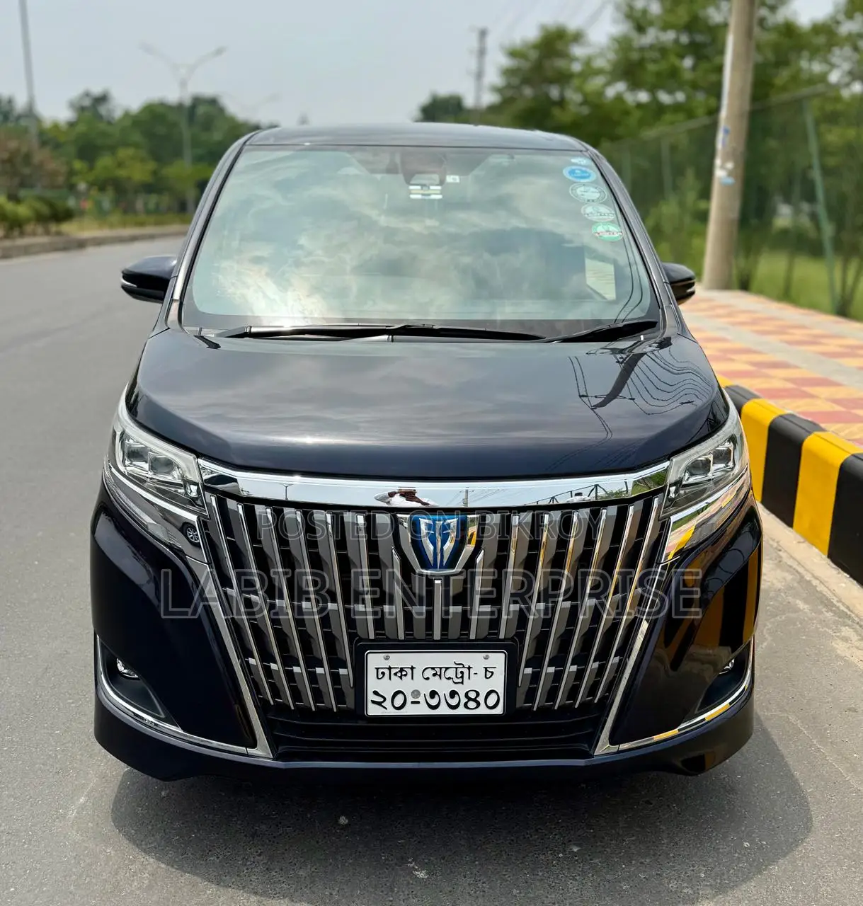 টয়োটা এসকুইয়ার ১.৮ ফ্রন্ট-হুইল ড্রাইভ হাইব্রিড (৭ সিটার) ২০১৮ ব্ল্যাক