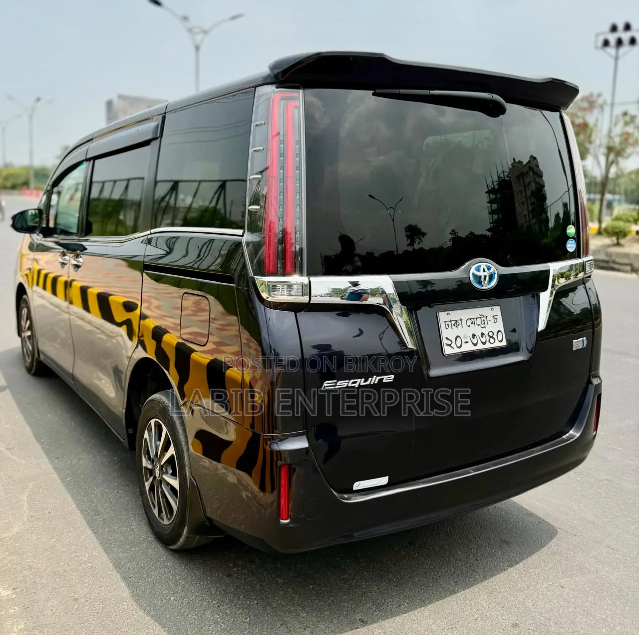 টয়োটা এসকুইয়ার ১.৮ ফ্রন্ট-হুইল ড্রাইভ হাইব্রিড (৭ সিটার) ২০১৮ ব্ল্যাক