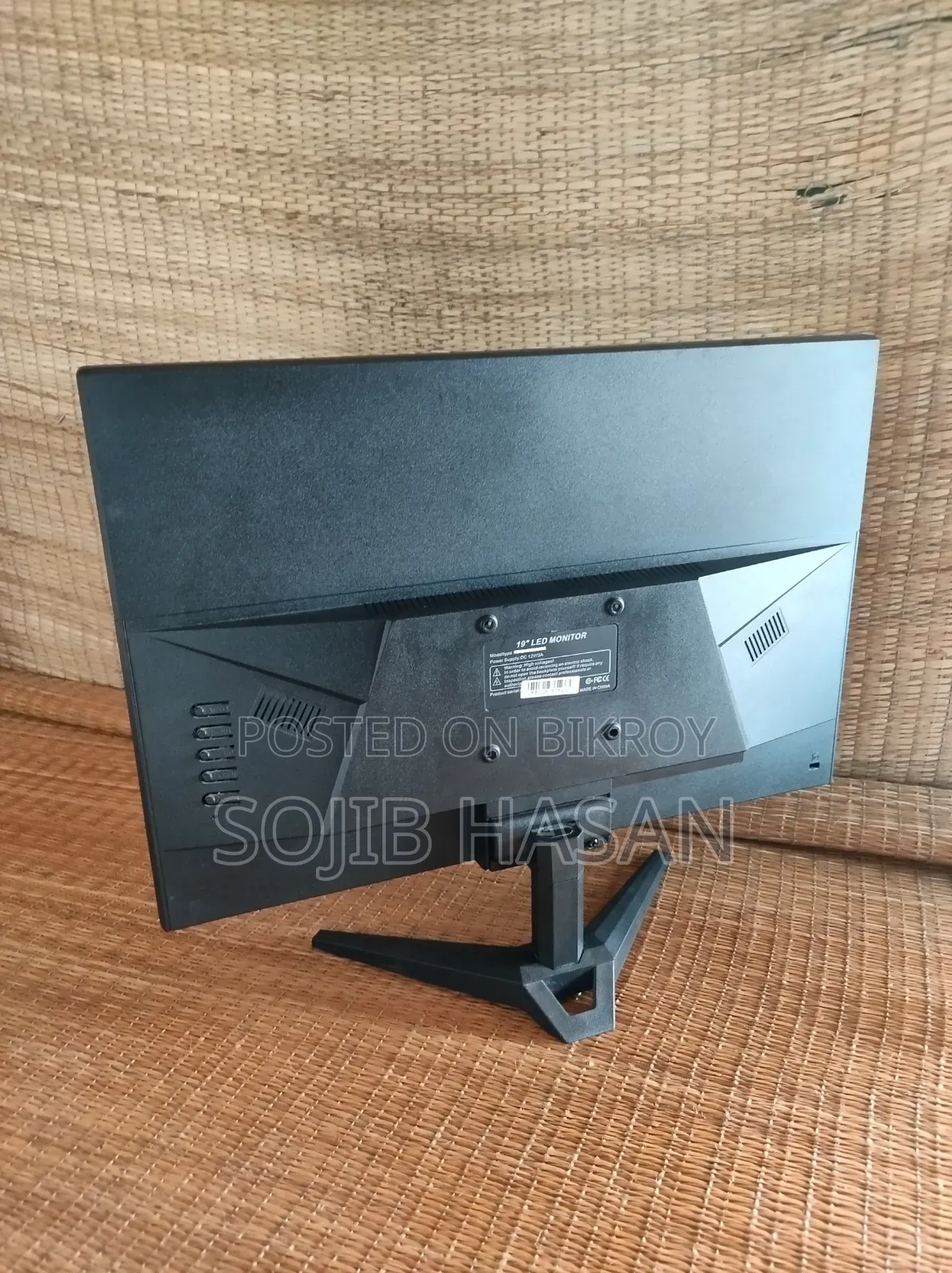 Gigasonic 19" Monitor With Warranty