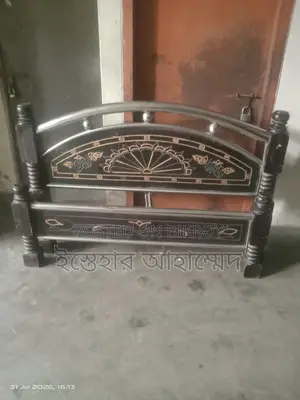 খাট, কাঠ এবং স্টিল দিয়ে তৈরি।