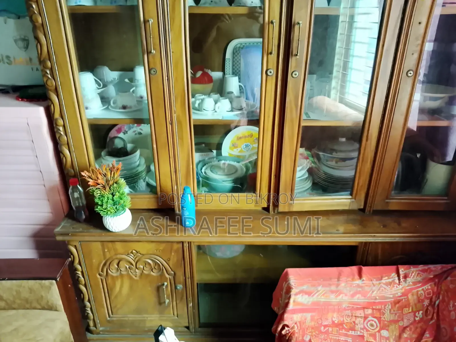 Sari Series Wooden Showcase